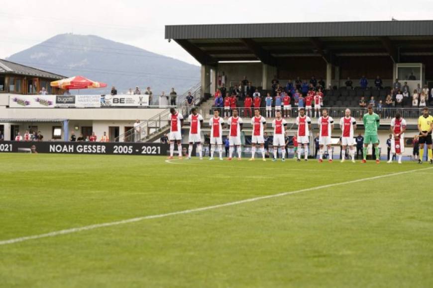El primer equipo del Ajax hizo un minuto de silencio para homenajear a Gesser en el amistoso que disputaron este sábado ante el RB Leipzig.