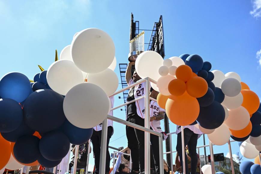 El triunfo de los Astros ha calado tan profundo en la población de Houston que esta vez el recorrido duplicó la distancia del primer título obtenido en 2017, dijo el alcalde la ciudad Sylvester Turner, quien indicó que el desfile de este lunes recibió un mayor el respaldo de la ciudadanía.