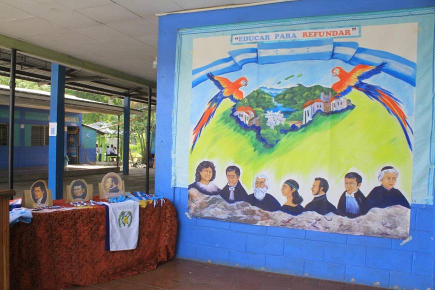 La escuela Profesor José Ramón Aguilar de la colonia Montefresco preparó un interesante altar cívico distinguiendo a los próceres mayores de la patria como ejemplo de lucha y amor por Honduras.