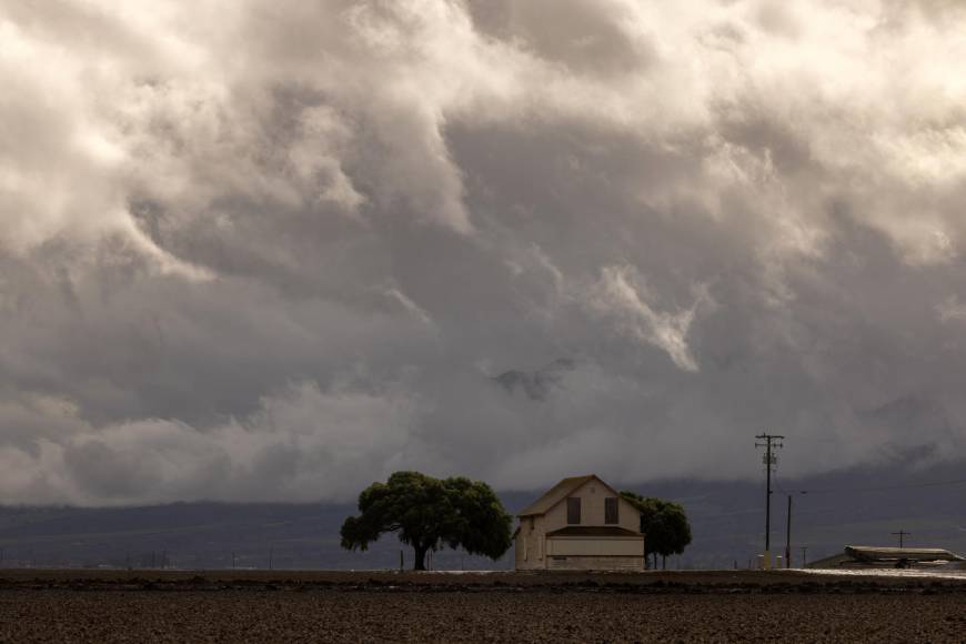 Inundaciones, desplazamientos de tierra y derrumbes han dejado un saldo de al menos 20 muertos, comunidades enteras incomunicadas y cientos de miles de hogares sin electricidad.