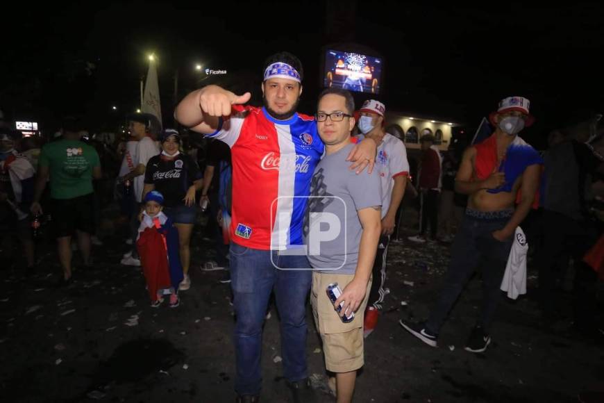 La afición del Olimpia celebró hasta la madrugada de 24 de diciembre en San Pedro Sula el tetracampeonato logrado por el equipo de Pedro Troglio tras ganar la Gran Final del Torneo Apertura 2021 al Real España.