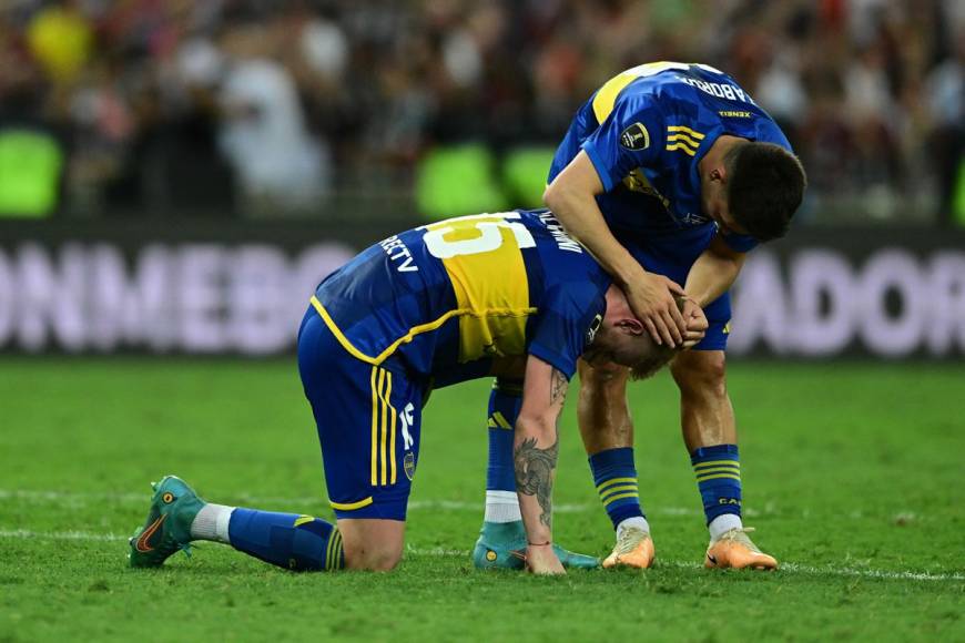 Los jugadores de Boca Juniors se consolaron entre sí tras perder la final de la Copa Libertadores ante Fluminense.