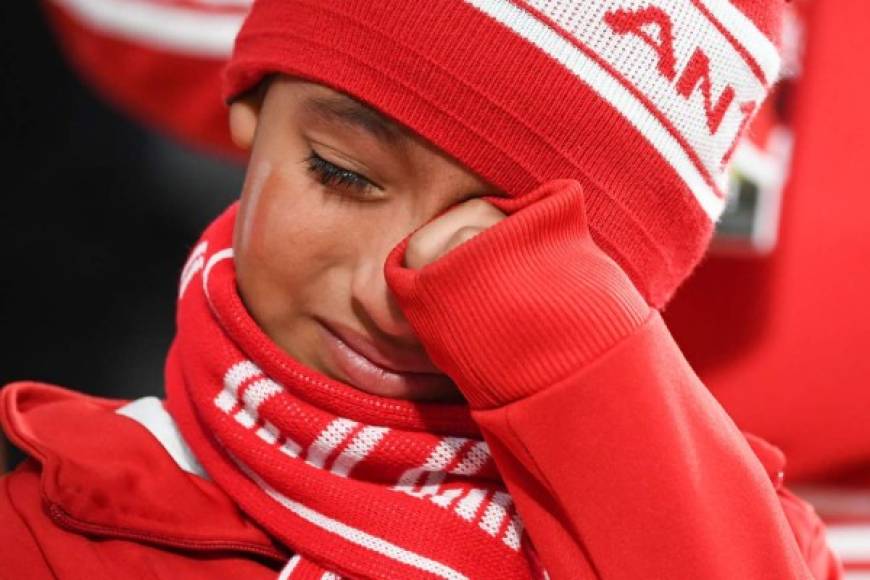 La imagen más dolorosa de la eliminación de Perú. Un niño aficionado peruano llora al final del partido. Foto AFP