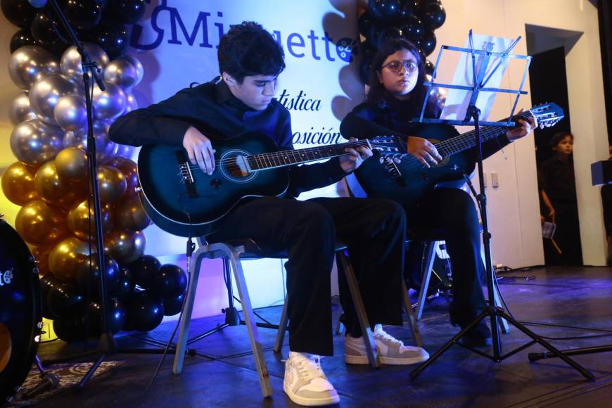 Stefano Pazzetti y Andrea Hernández hicieron un espléndido dueto con sus guitarras.
