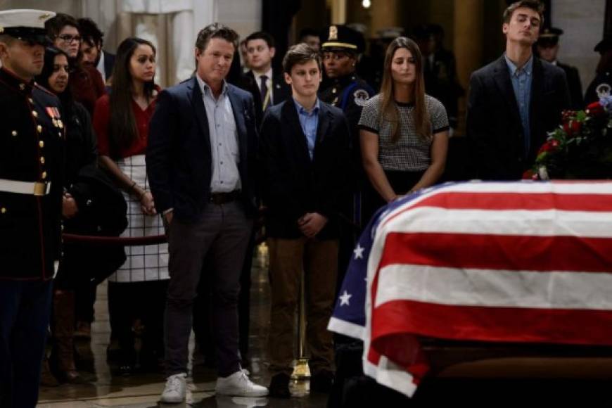 Billy Bush, presentador y sobrino de Bush padre, también asistió al funeral, en una de sus primeras apariciones públicas tras revelarse el escandaloso video durante la campaña electoral que lo muestra junto a Donald Trump hablando sobre abusos a las mujeres.