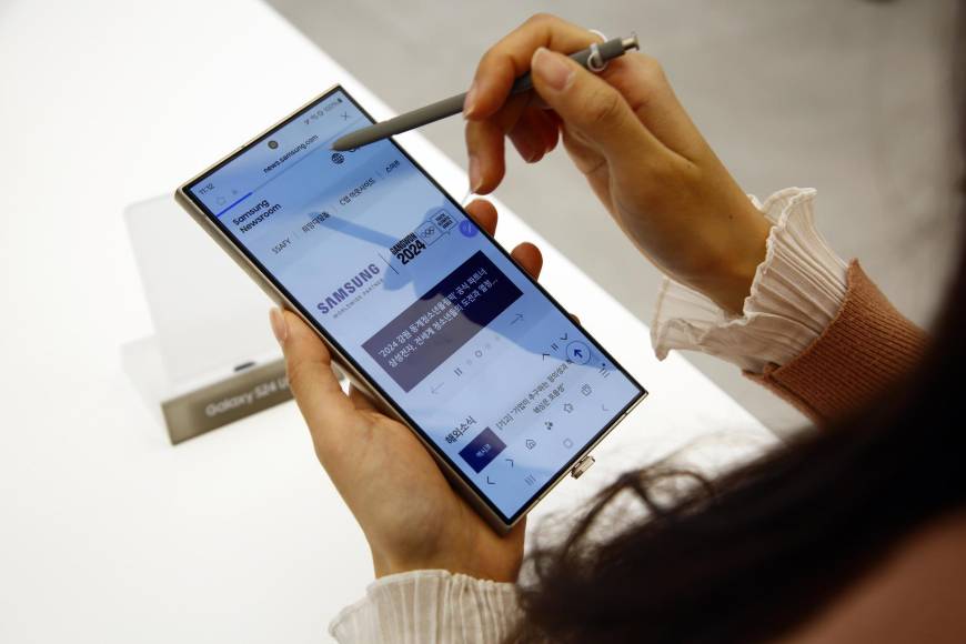 Una persona ve un dispositivo móvil de la serie Samsung Galaxy S24 en el evento ‘Unpacked 2024: Opening a New Era of Mobile AI’. 