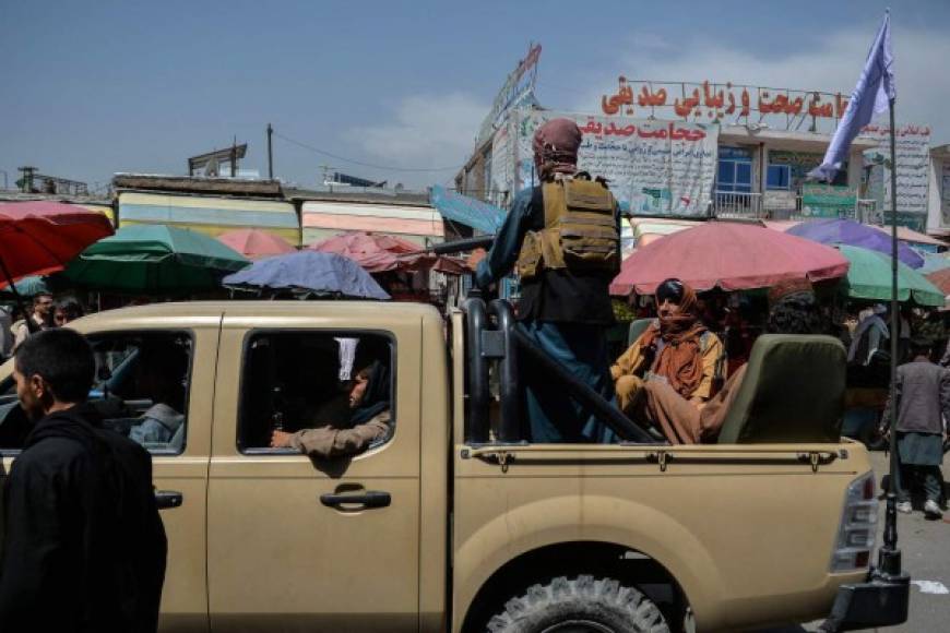 Este martes, los talibanes anunciaron una amnistía general para todos los funcionarios estatales y les pidieron volver a sus trabajos con confianza. Los policías encargados del tráfico en la capital reaparecieron en las calles, pero el movimiento no era tan intenso como el normal.