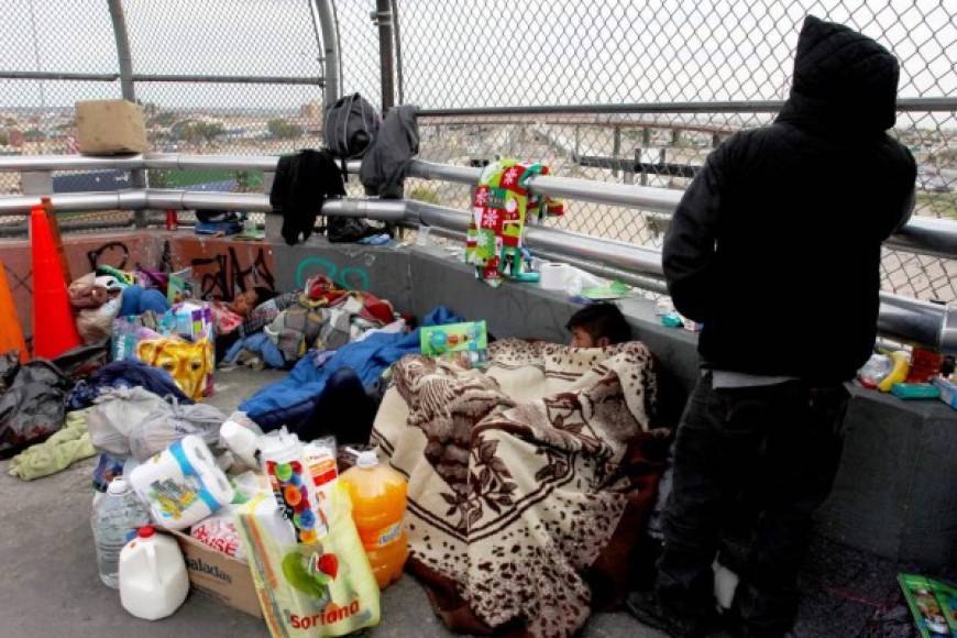 Decenas de migrantes centroamericanos acampan en el puente internacional Paso del Norte en la frontera de Ciudad Juárez y Texas, a la espera de solicitar asilo a las autoridades estadounidenses previo a la llegada de más de 5,000 militares al tramo fronterizo.