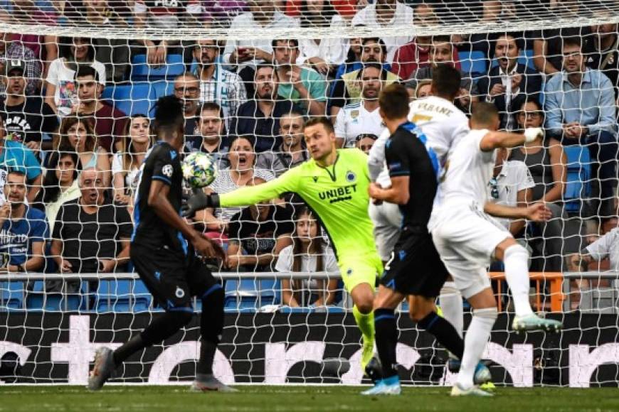 El portero belga Simon Mignolet salvó al Brujas del empate del Real Madrid tras este cabezazo de Raphael Varane.