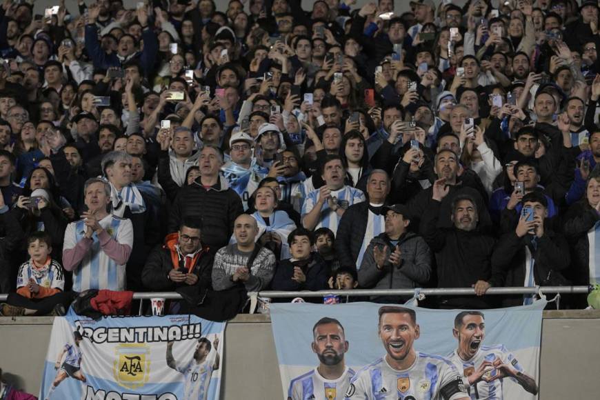 Los aficionados argentinos con celular en mano para grabar la salida de Messi y compañía a la cancha del estadio Monumental.