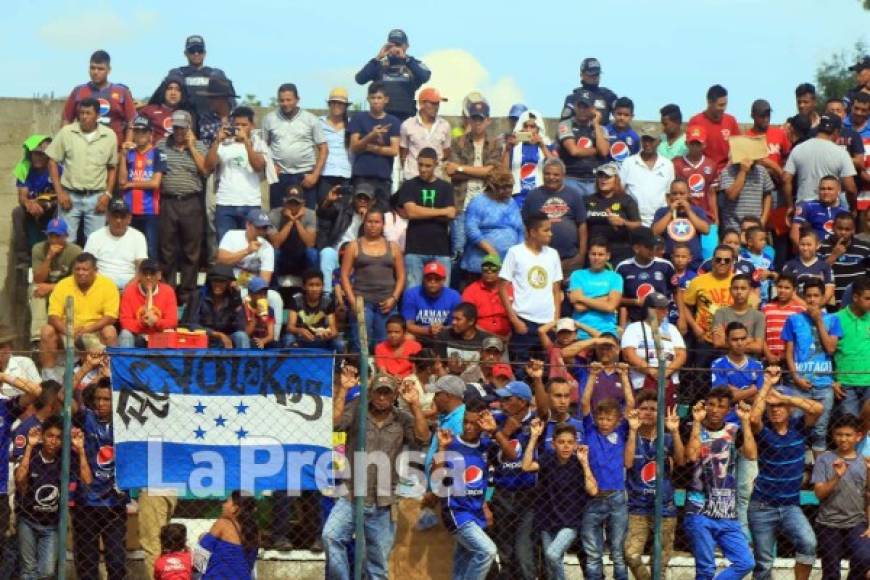 Aficionados del Motagua alentando a su equipo ante Real de Minas en Danlí.