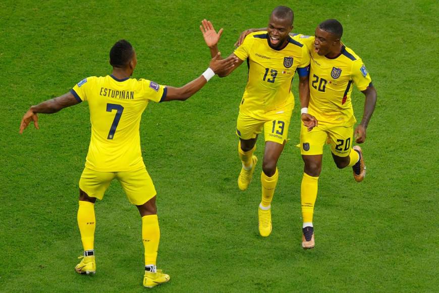 La alegría de los ecuatorianos tras el segundo gol de Enner Valencia. Enorme triunfo de Ecuador.