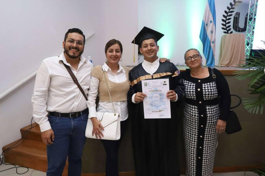 Jorge, Fabiola y Saúl Monzón junto a Alma Girón