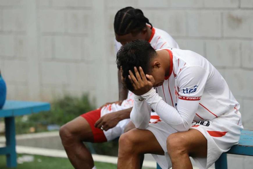 Los futbolistas del Vida no pudieron contener las lágrimas por el descenso a Segunda División.