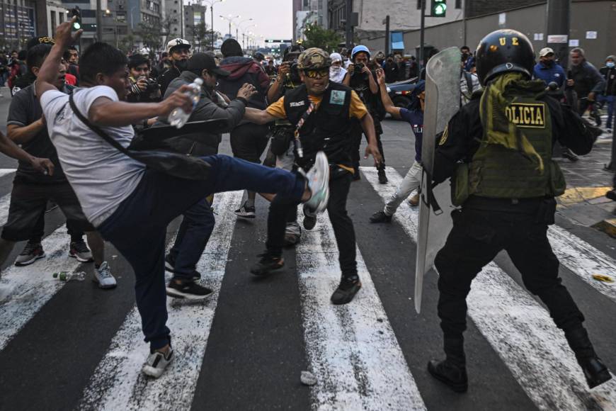 Las movilizaciones tomaron amplitud en varias ciudades del norte y sur andino por cuarto día en rechazo al Congreso y pidiendo además la liberación del expresidente izquierdista Pedro Castillo, destituido por el Congreso y detenido por mandato judicial por siete días desde el miércoles 7.