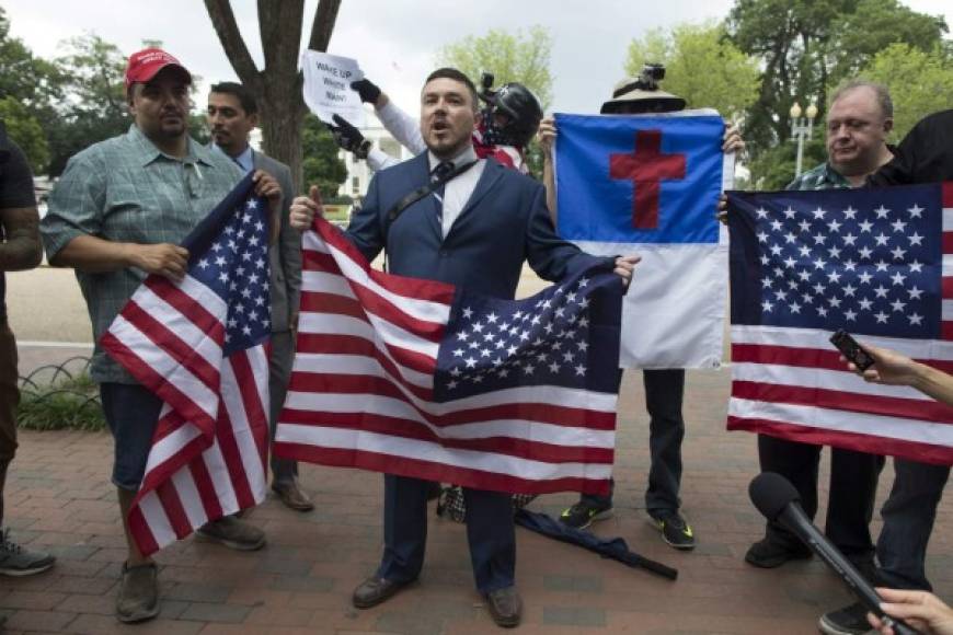 Los neonazis marcharon envueltos en grandes banderas estadounidenses, mientras algunos lucían símbolos con la bandera confederada, símbolo de los estados del sur de Estados Unidos que defendían la esclavitud en la Guerra de Secesión contra los del norte.
