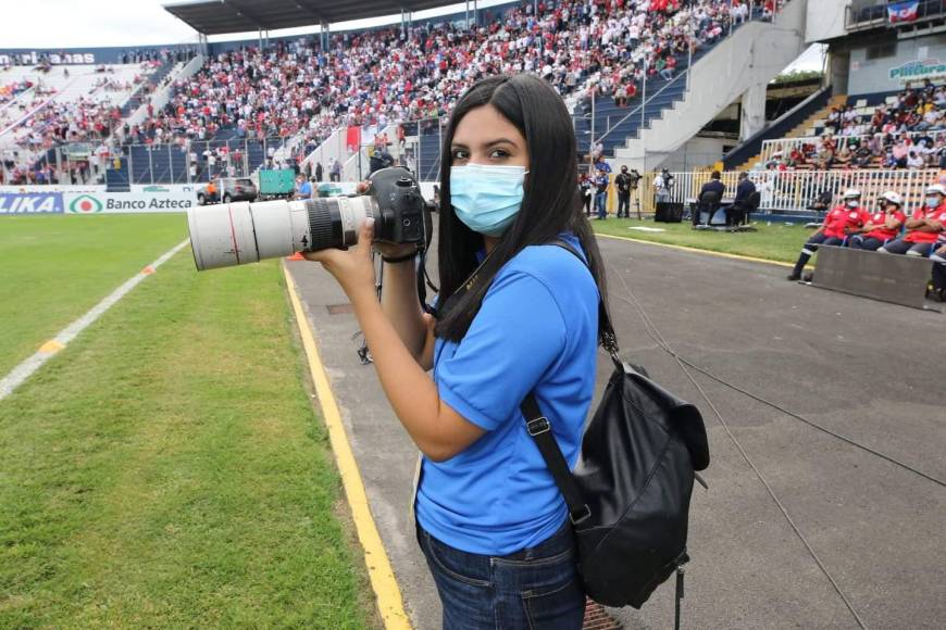 Esta fotógrafa fue captada por el lente de Grupo OPSA.