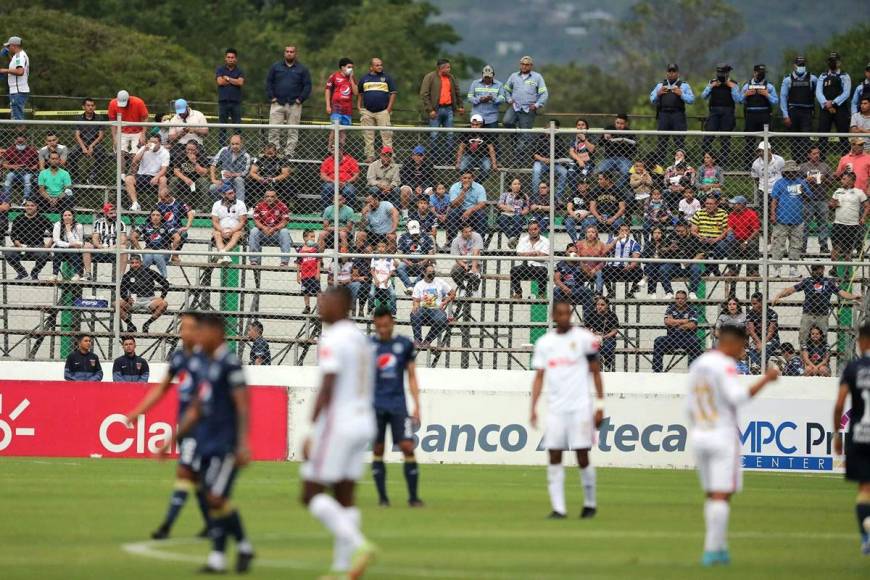 Pero en otro sector del estadio Carlos Miranda se observaron espacios vacíos.