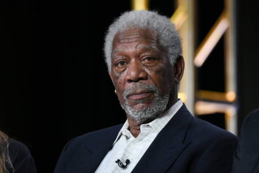 Morgan Freeman no cree que haya ninguna evidencia que apoye la teoría de que existe un ser omnipotente que nos creó y que actualmente está vigilando la tierra. “Bueno, he aquí una pregunta científica: ¿Alguien ha visto alguna vez una evidencia sólida? Lo que obtenemos son teorías de nuestros anteriores profetas. Ahora, la gente que piensa que Dios nos inventó, piensa que la Tierra no puede tener más de 6.000 años de antigüedad. Así que supongo que es una cuestión de fe. Mi sistema de creencias no admite un creador como tal, que podamos llamar Dios, que nos creó a su imagen”.<br/>