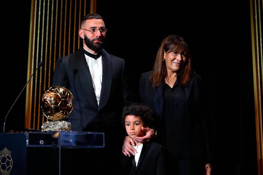 La madre de Karim, Malika Benzema, y su hijo Ibrahim subieron al escenario para acompañar al gran ganador de la noche en el Theatre du Chatelet.