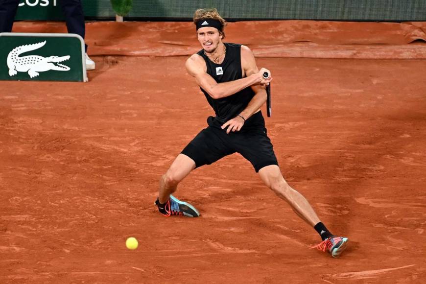 Llegando a un nuevo ‘tie-break’, Alexander Zverev corrió por una bola y se torció el tobillo derecho de gravedad.