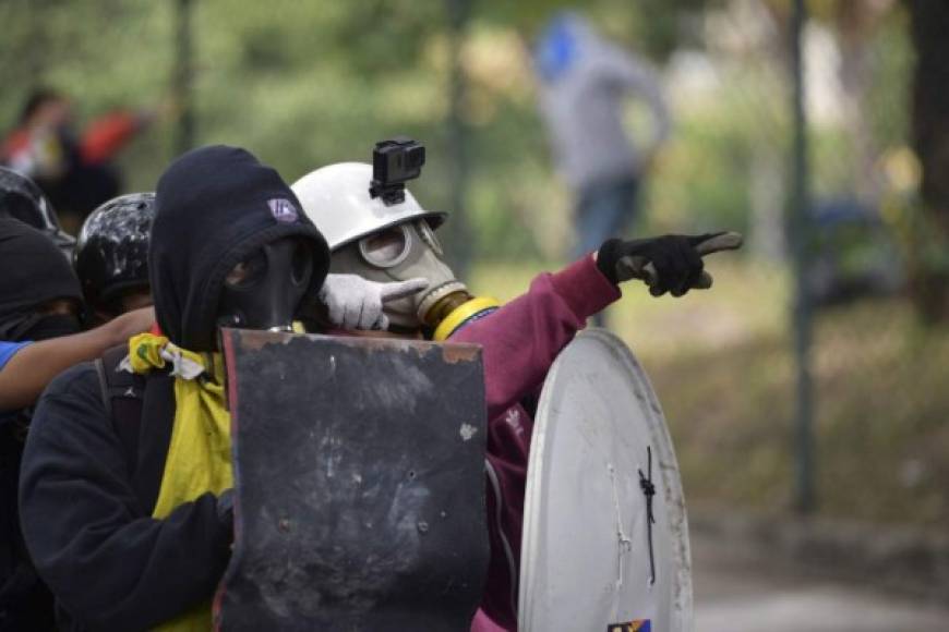 En Venezuela, convulsionada en 2017 con cuatro meses de violentas manifestaciones contra el presidente Nicolás Maduro que dejaron unos 125 muertos, se registran con frecuencia pequeñas protestas por la falta de servicios básicos y alimentos.