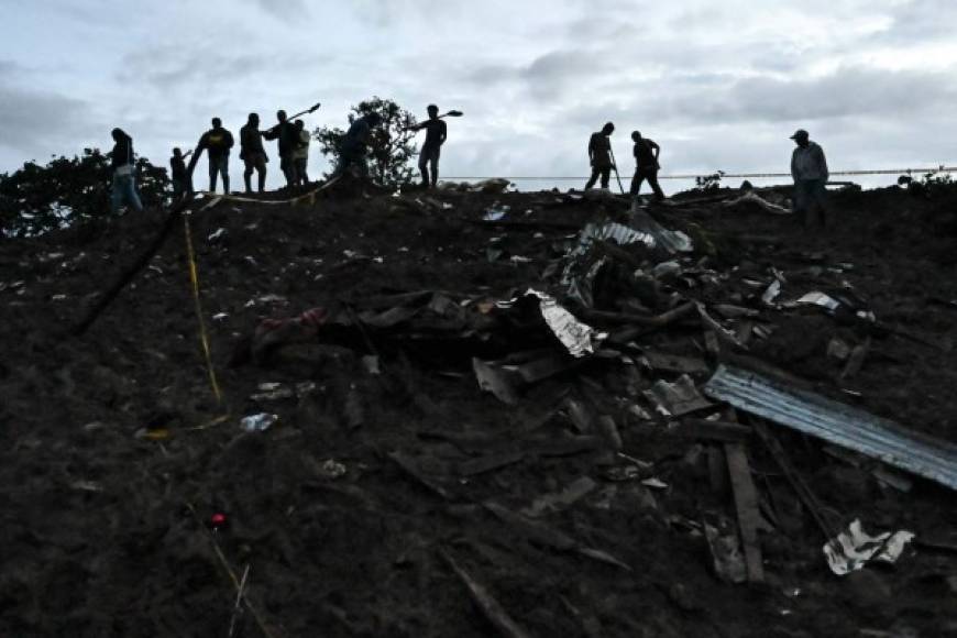 Los pobladores se mostraron indignados por la tragedia que acabó con 17 personas en Valle de Cuaca en Colombia.