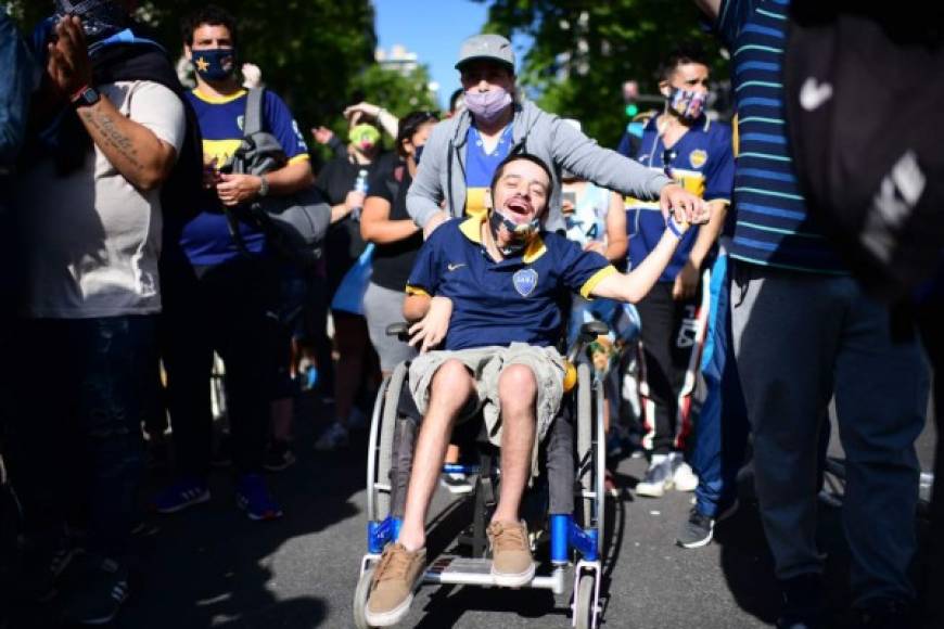 Un aficionado en silla de ruedas y con la camiseta de Boca Juniors.