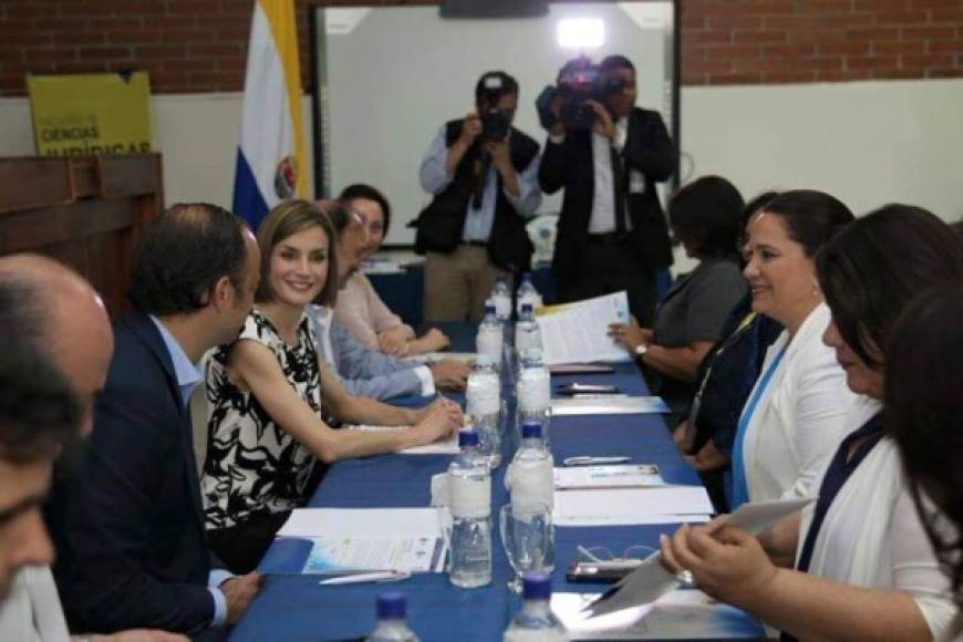 La reina Letizia junto a autoridades de la Unah.