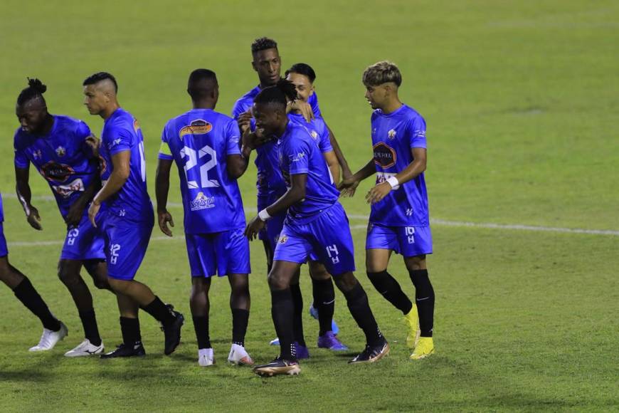 Jugadores del Lone FC celebrando el primer gol del partido marcado por José Vigil.