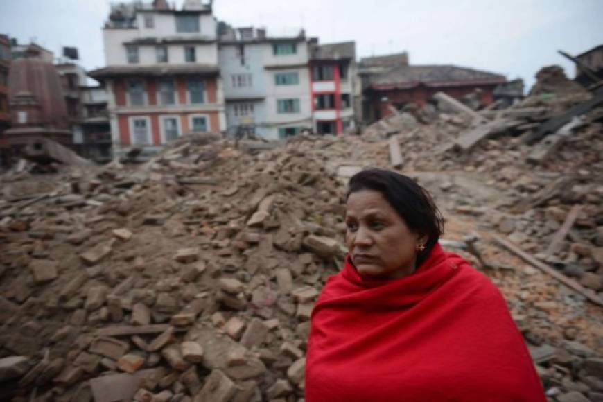 Un terremoto de 7,8 grados en la escala de Richter devastó ayer gran parte del valle central de Nepal dejando viviendas destruidas, carreteras destrozadas y las telecomunicaciones y conexiones eléctricas tocadas en esa zona, donde se encuentra Katmandú.<br/>