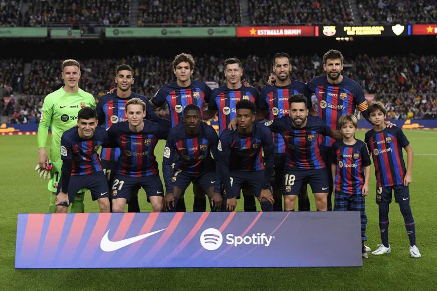 Gerard Piqué posando por última vez en el 11 titular del Barcelona en el Camp Nou y también acompañado por sus hijos.