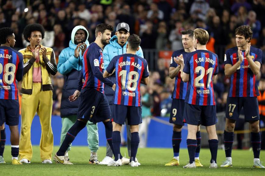 Todos los jugadores del Barcelona le hicieron un pasillo a Gerard Piqué tras el final del partido.