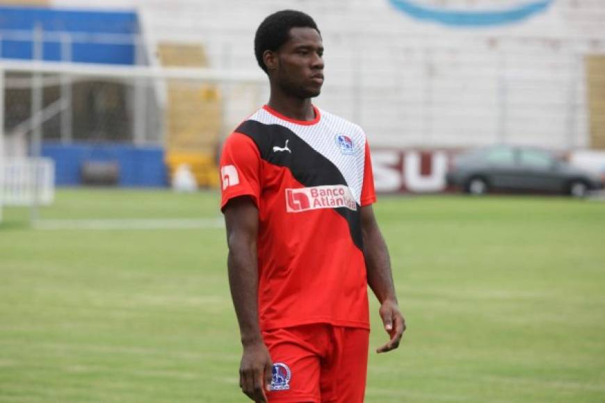 Dabirson Castillo: El joven defensor de 22 años de edad sorpresivamente ha sido dado de baja en el Olimpia, no entra en los planes del entrenador uruguayo Manuel Keosseián.