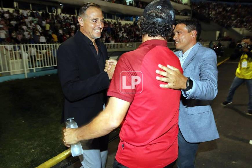 Pedro Troglio y Hernán ‘La Tota‘ Medina se saludaron de manera amistosa antes del inicio del partido.