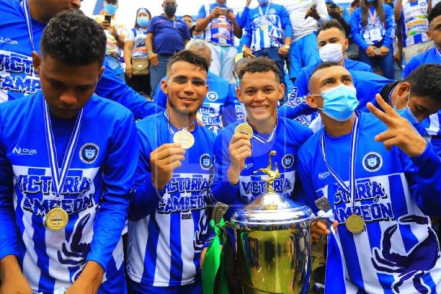 Los jugadores del Victoria y la afición celebraron por todo lo alto el regreso a la Liga Nacional.