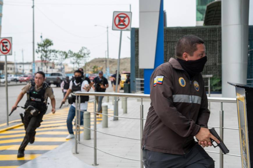 <b>Ecuador</b> enfrenta este miércoles por tercer día el terror de bandas criminales y narcos, que ha dejado desde el lunes al menos 10 muertos, más de un centenar de policías y personal penitenciario retenidos por presos, agresiones a periodistas y un sinnúmero de ataques armados. 