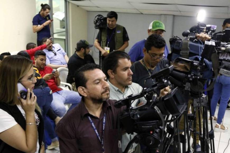 Muchos periodistas en la conferencia de prensa del Santos Laguna en el estadio Olímpico.