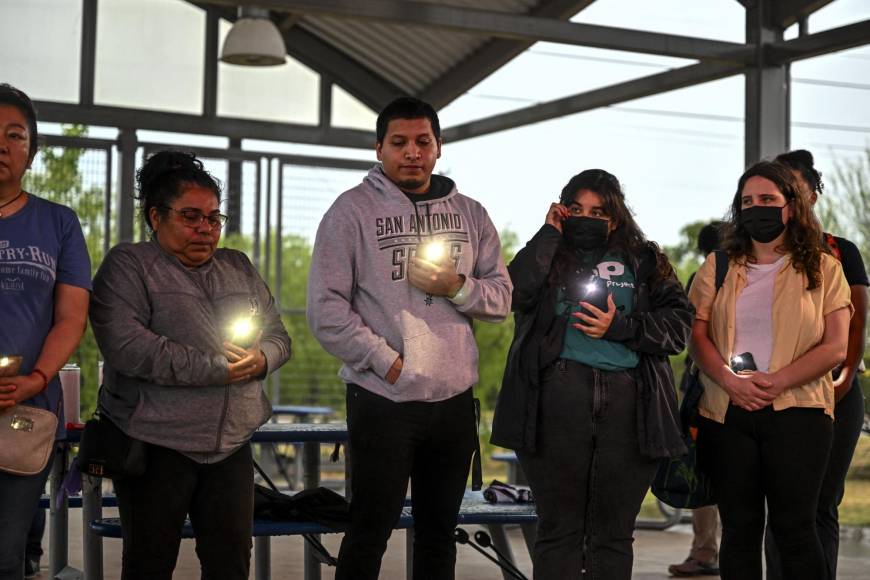 Dolor y rabia en vigilia realizada en San Antonio, Texas, tras muerte de 53 migrantes (Fotos)