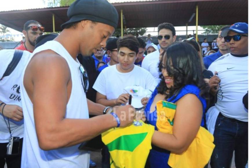 Ronaldinho siguió su agenda en Tegucigalpa y visitó la escuela John F. Kennedy de la populosa colonia Kennedy .