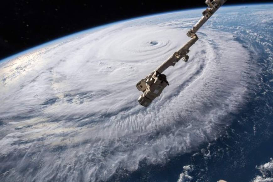 El huracán mantiene su enorme tamaño y peligrosidad pese a que disminuyó de categoría.