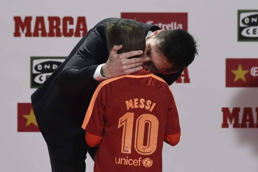 El niño subió al escenario con una camiseta con el número de Messi en la espalda.