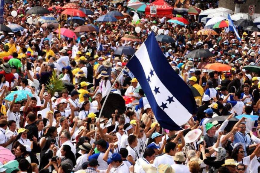 Las banderas hondureñas ondearon entre los presentes en la Plaza Salvador del Mundo.