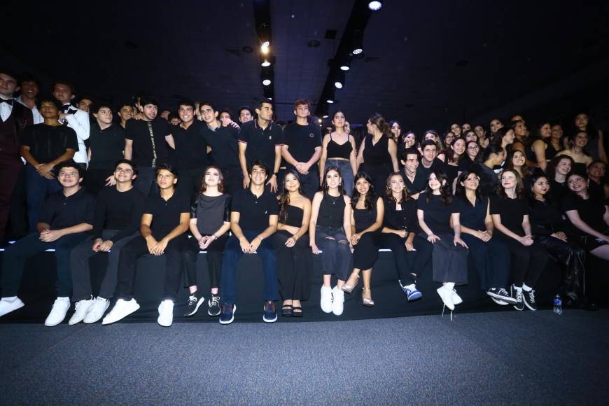 Todos los estudiantes de la EIS participaron en el evento de moda Fashion Show 2024.