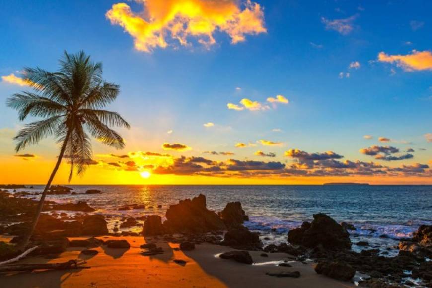 4. Tamarindo - Costa Rica<br/><br/>Tamarindo es un municipio de la provincia costarricense de Guanacaste, en la costa del Pacífico. Es famoso por sus playas donde se practica mucho el surf, como playa Tamarindo y playa Langosta. <br/><br/>