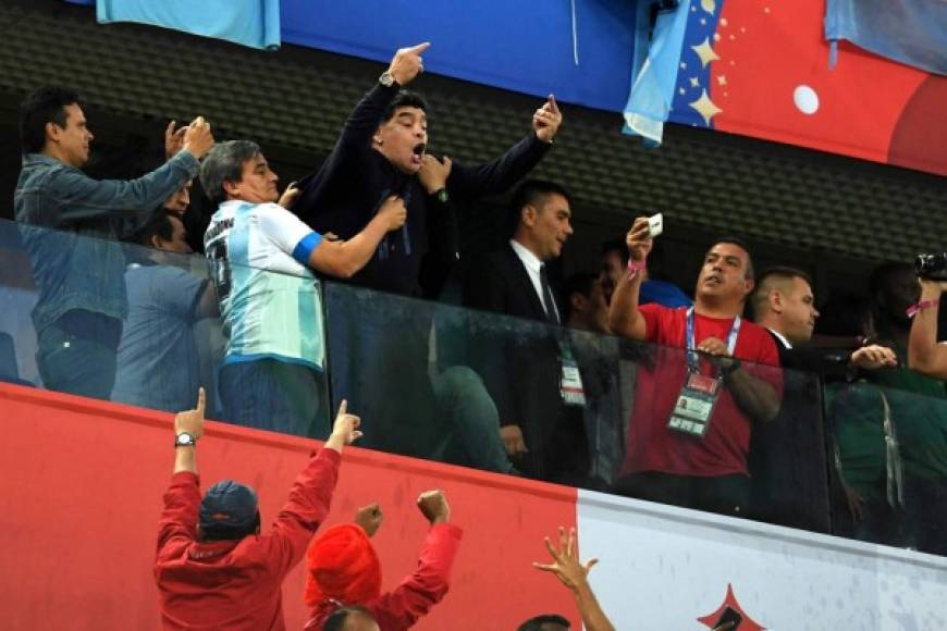 Maradona se dejó llevar por la emoción del momento y así reaccionó. Foto AFP
