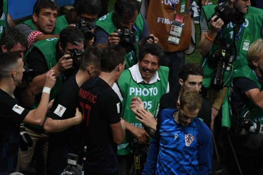 Mario Mandzukic le dio la mano a Yuri Cortez y le pidió disculpas. Foto AFP