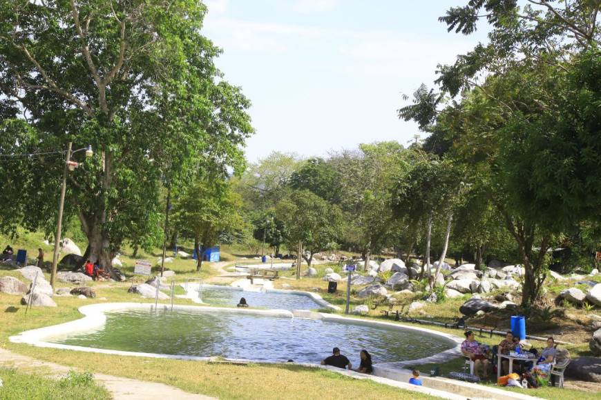 Aquamundo: Este sitio ecoturístico dispone de 10 piscinas, juegos como la estrella, la araña, tiro al blanco, montaña rusa, paseo a caballo, ciclismo, canopy, áreas de descanso y recreación.