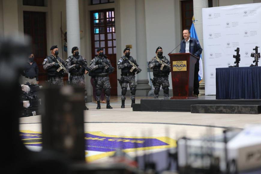 En el año 2022, Bukele dotó a la policía con nuevas armas para combatir a las pandillas. Según el Ministerio de Seguridad de El Salvador han sido detenidos alrededor 68,000 presuntos pandilleros en el marco de la lucha contra las pandillas.