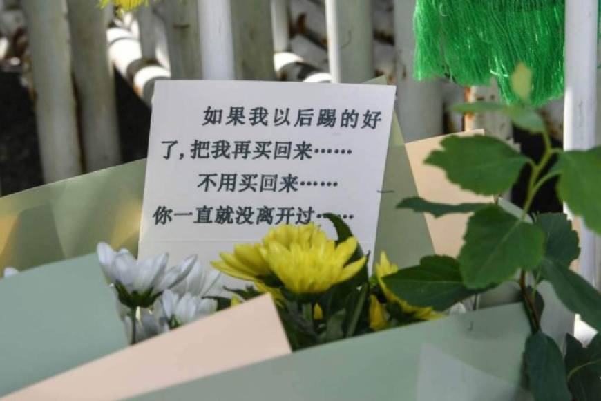 Los aficionados del Beijing Guoan llevaron arreglos florales para rendir homenaje a Walter Martínez.